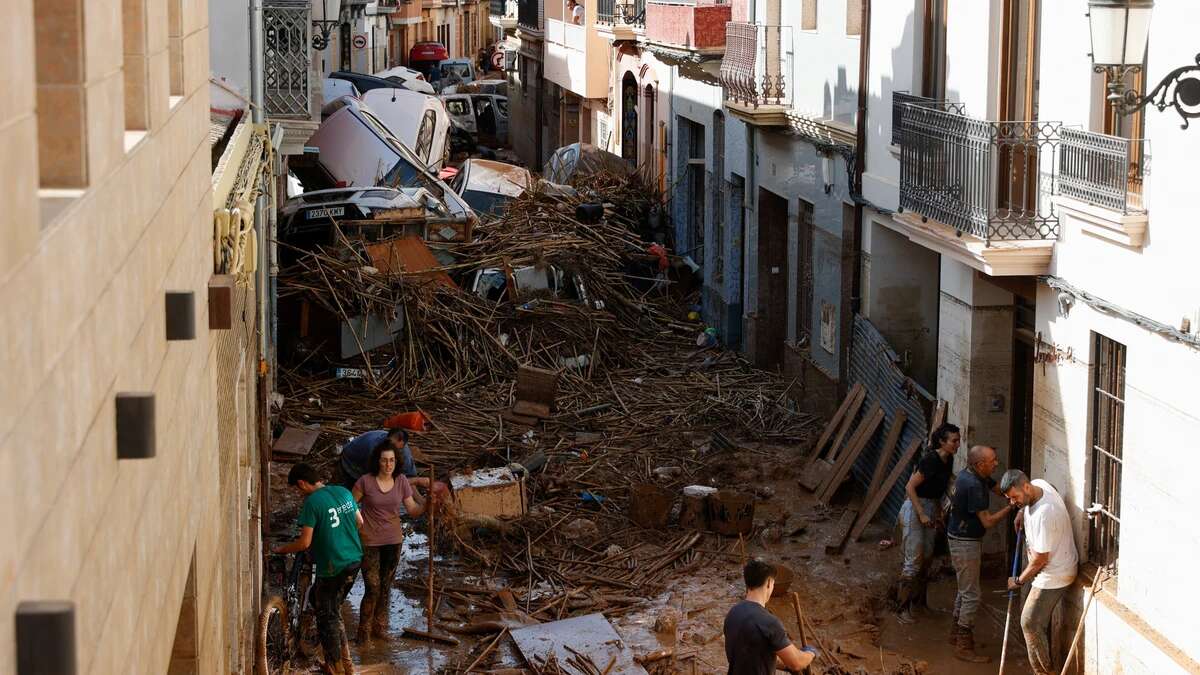 Empresarios y voluntarios se movilizan para hacer llegar maquinaria pesada a las zonas más devastadas por la DANA