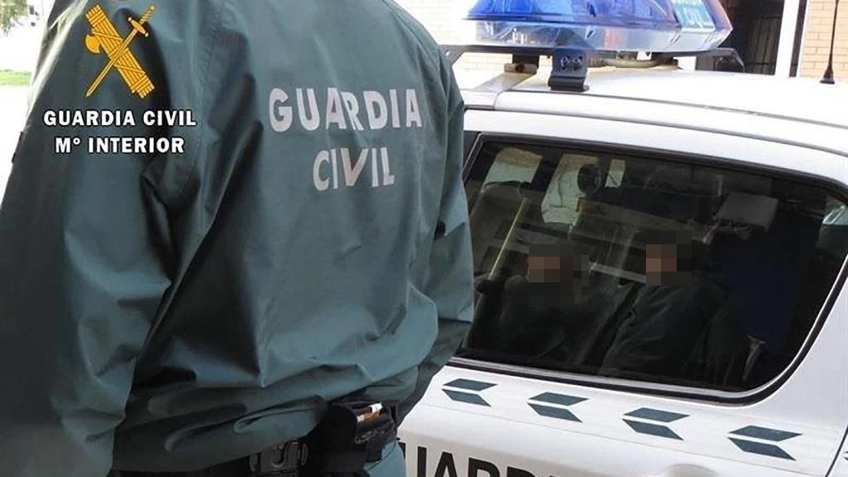 Detienen a un prófugo con 25 requisitorias judiciales en una gasolinera de Almería