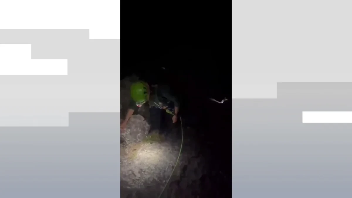 Vídeo: el momento de un peligroso rescate después de que dos senderistas quedaran atrapados a 1.900 metros en el Pirineo durante toda la noche