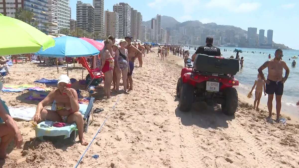 Benidorm crea unos pasillos de seguridad en sus playas para favorecer el acceso en caso de emergencia