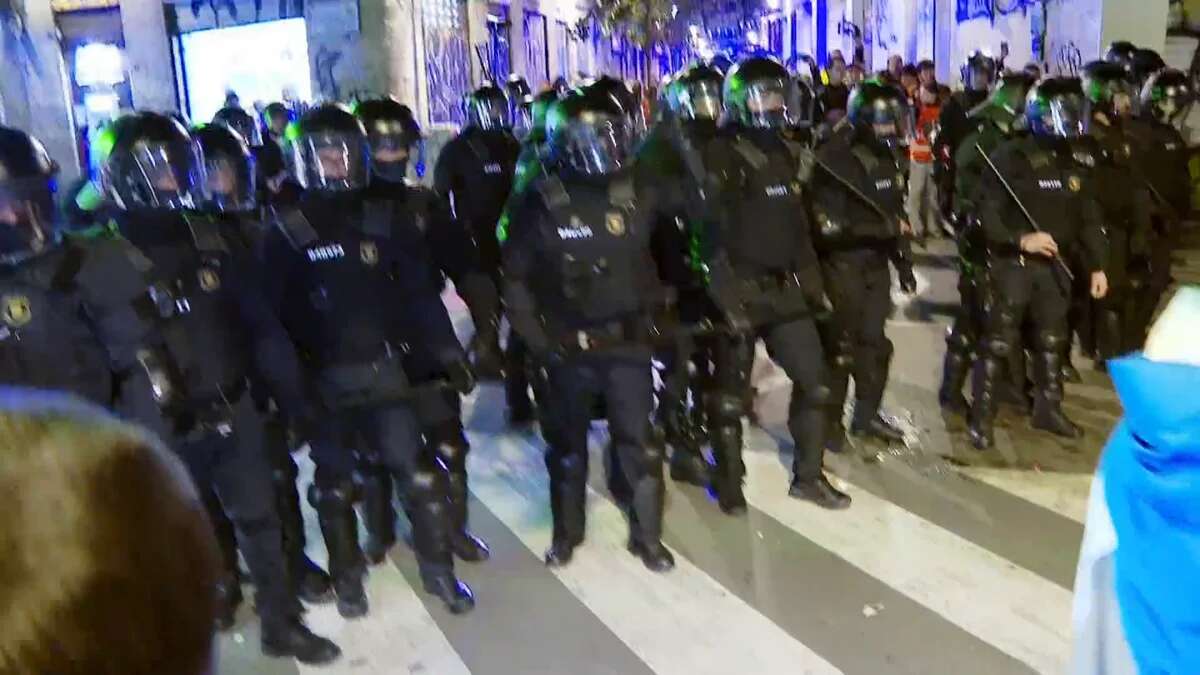 Tenso enfrentamiento entre agentes y manifestantes durante el desalojo de la Antiga Massana, en Barcelona