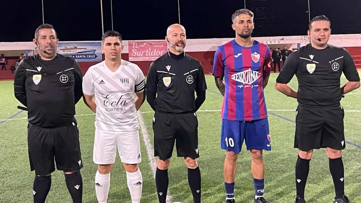 Un árbitro salva la vida a un futbolista tras quedar inconsciente por un cabezazo en un partido en Gran Canaria