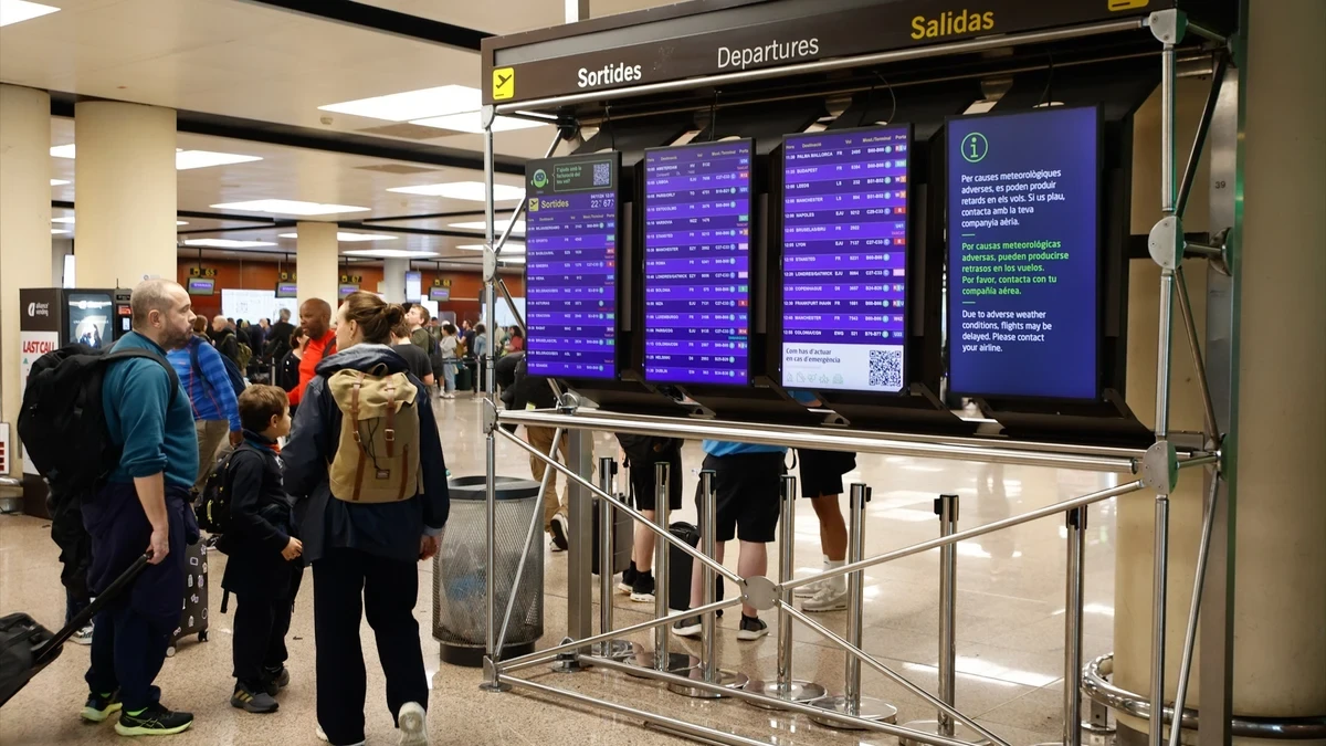 Casi 30 vuelos cancelados y 50 con retraso en el aeropuerto Barcelona - El Prat por el mal tiempo