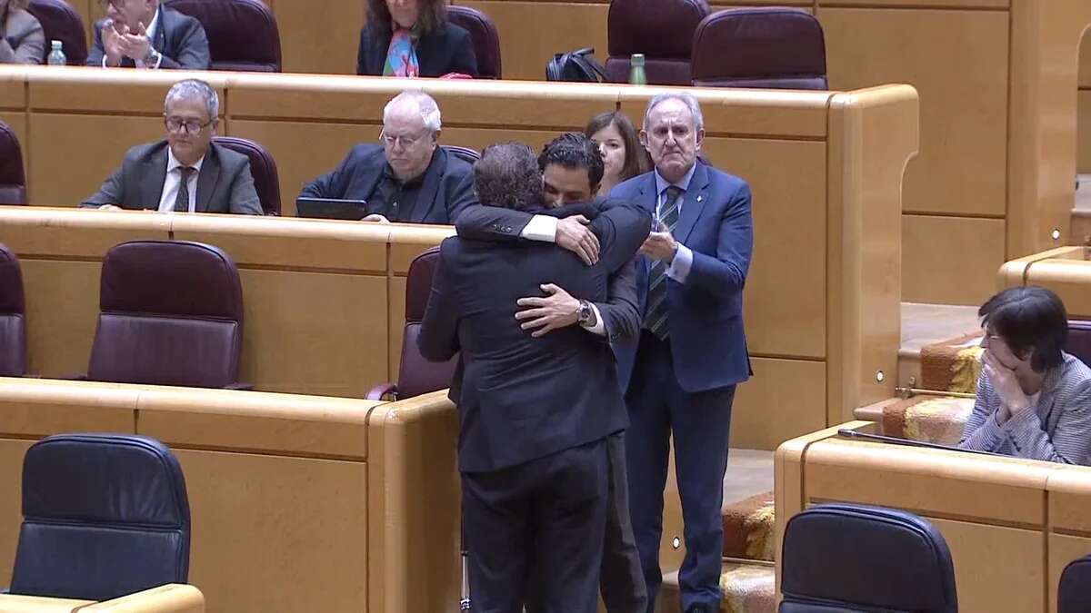 Emotivo abrazo entre dos senadores valencianos, del PSOE y del PP, con motivo de la DANA