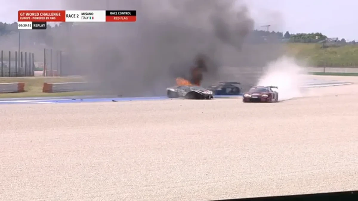 VIDEO: Un Lamborghini choca y se incendia con su piloto dentro en el circuito de Misano