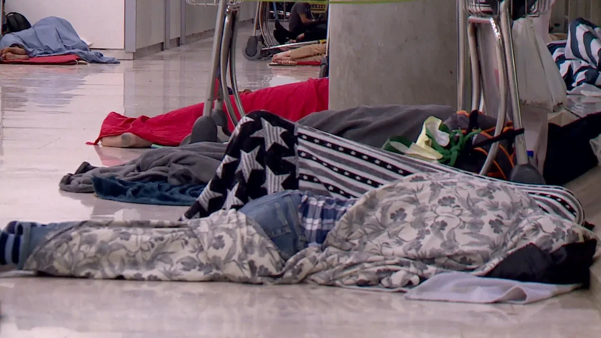 Las personas sin hogar ya no podrán dormir en Barajas: “Los aeropuertos son para pasar, no para pernoctar”