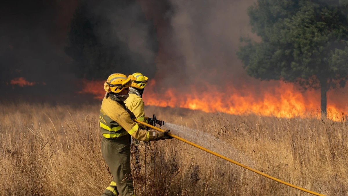 Última hora del incendio de León, en directo: El fuego arrasa Las Médulas y obliga a desalojar a más de 1.400 personas en El Bierzo