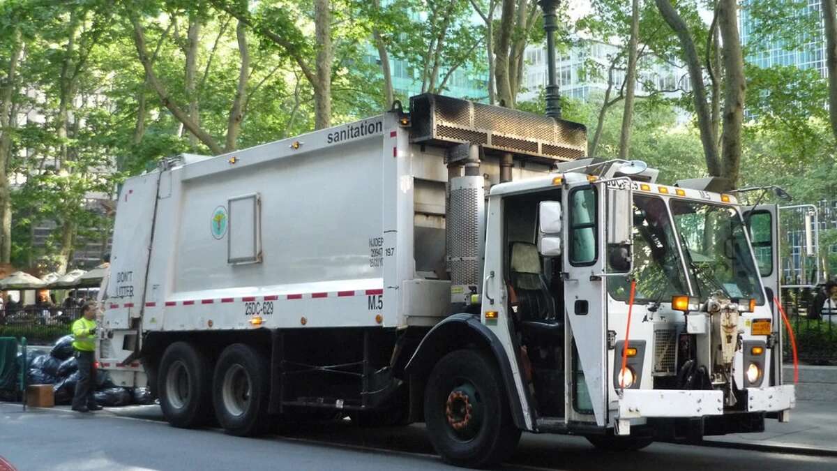 Muere una mujer tras ser atropellada por el camión de la basura en Tielmes, Madrid