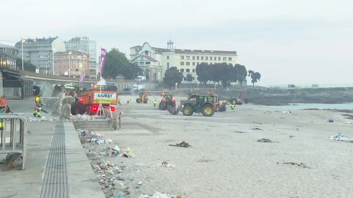 200.000 personas disfrutaron de a noche meiga de San Juan en A Coruña que acabó con una treintena de incidentes