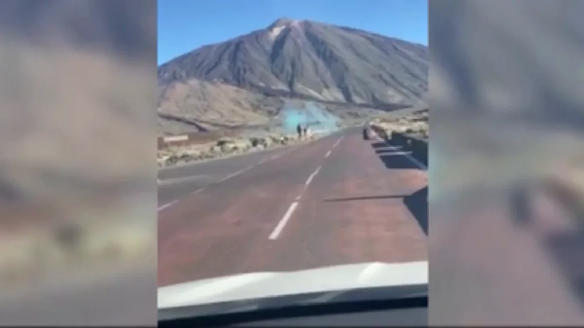 Riesgo en el Teide por conductas incívicas: turistas encienden bengalas y levantan piedras volcánicas como si fueran pesas