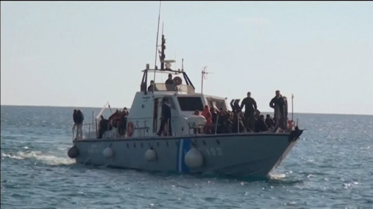 VÍDEO: Una lancha con migrantes irrumpe en una playa abarrotada de Granada a plena luz del día