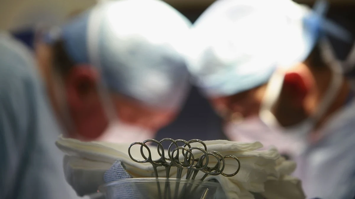Detenido un médico en Roma por operar sin licencia a una joven en un piso insalubre