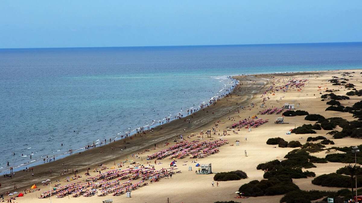 Muere una turista atropellada cuando tomaba el sol en la playa del Inglés de Gran Canaria