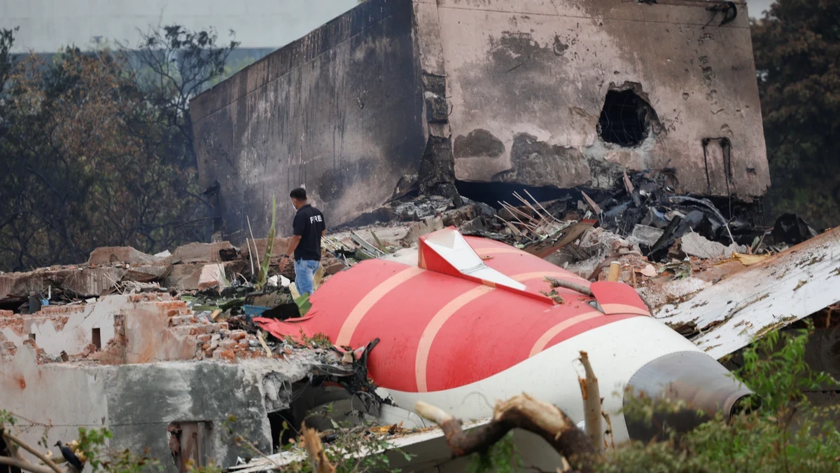 Continúan las labores de rescate del avión siniestrado en la India con 290 muertos y un superviviente: Sin esperanza de encontrar más viajeros con vida