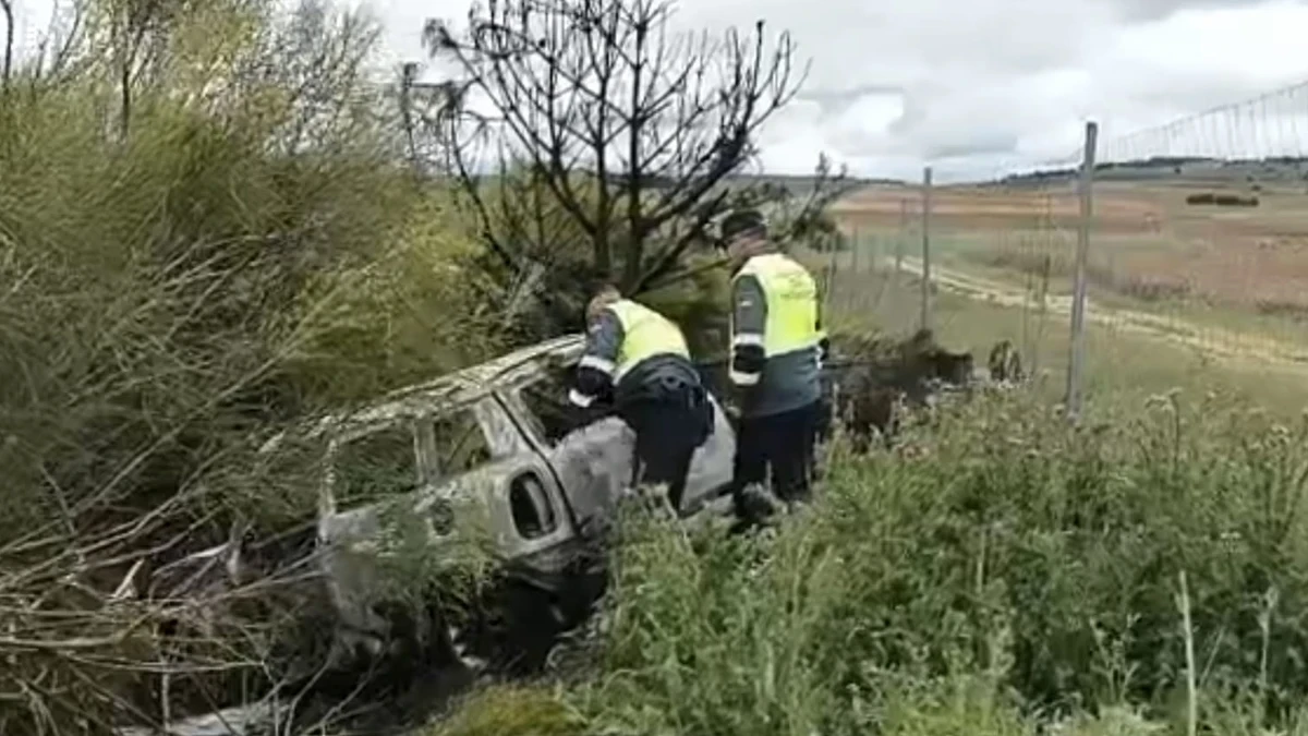 Hallan un cadáver calcinado en el interior de un vehículo en la A-11 en Zamora