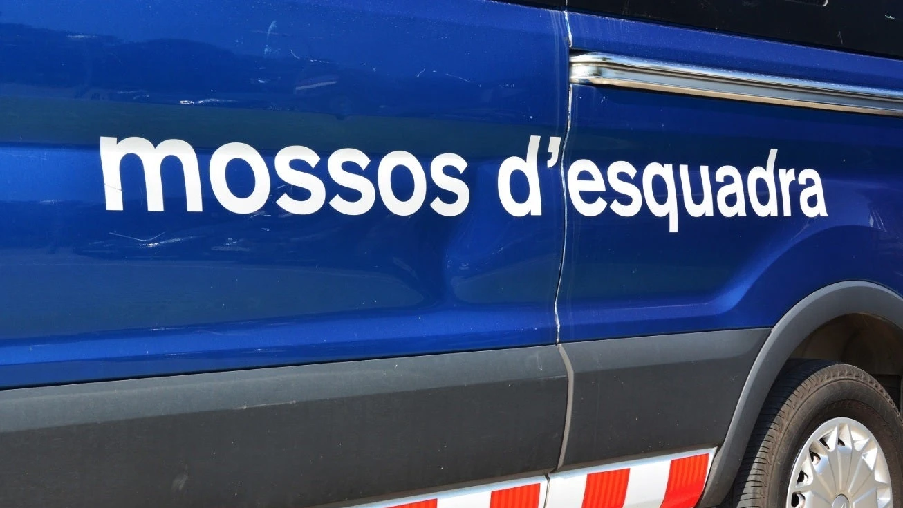 Detienen a dos jóvenes acusados de vaciar cuentas bancarias desde móviles robados en Barcelona