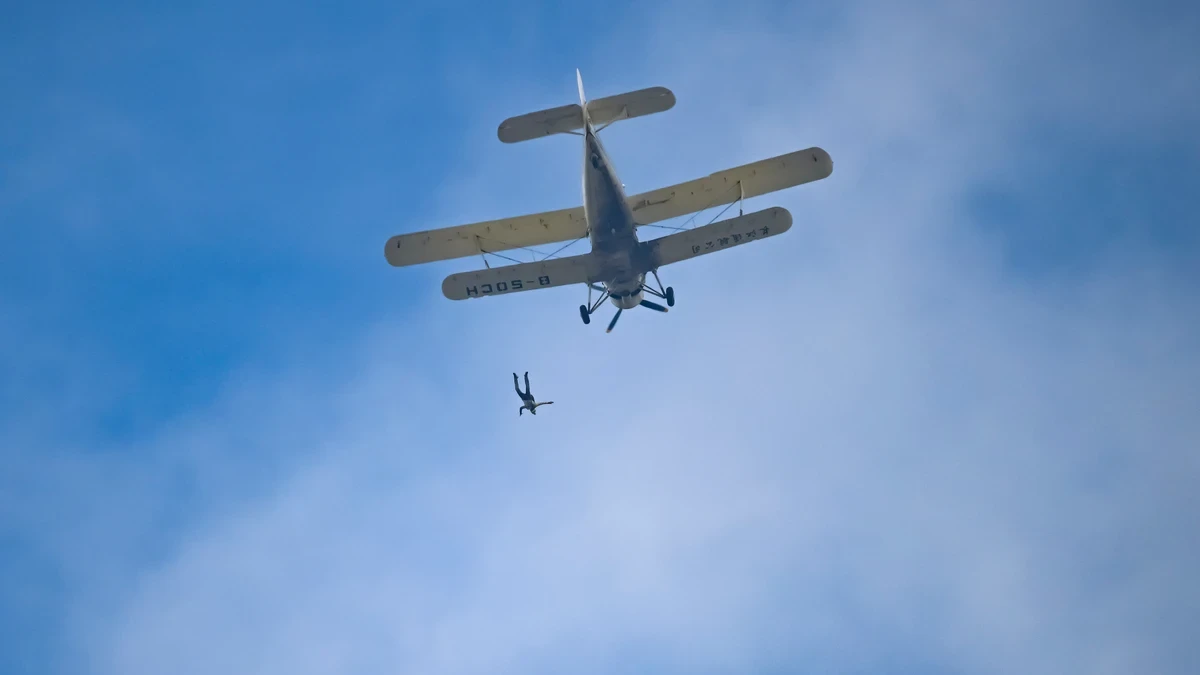 Una experimentada paracaidista se suicida durante un salto a 4.600 metros de altura