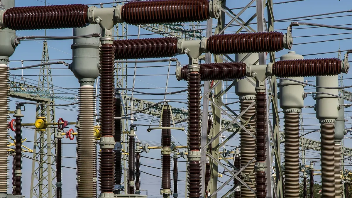 El Gobierno señala a las grandes eléctricas por el apagón y culpa al PP de defender sus intereses