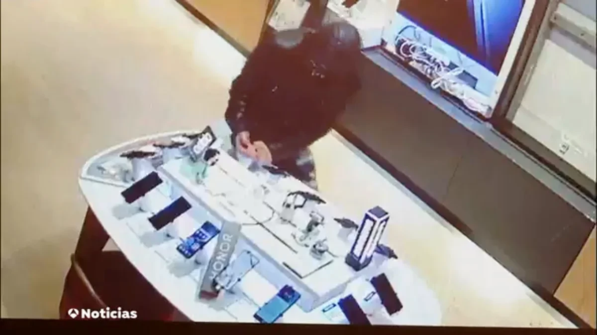 VÍDEO: Triple asalto en una tienda de telefonía de Sant Adrià del Besòs la noche del apagón