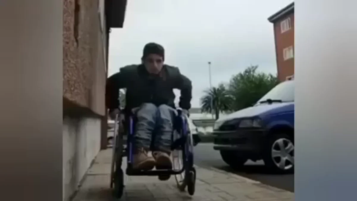 Un tiktoker en silla de ruedas logra 45.000 firmas para tener ascensor y no entrar en su casa arrastrándose