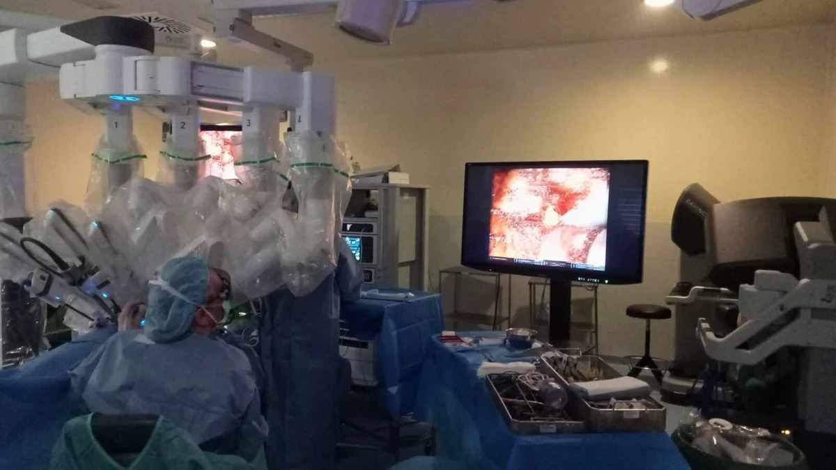 El Hospital Álvaro Cunqueiro de Vigo pionero en extirpar un tumor de próstata con una sola incisión