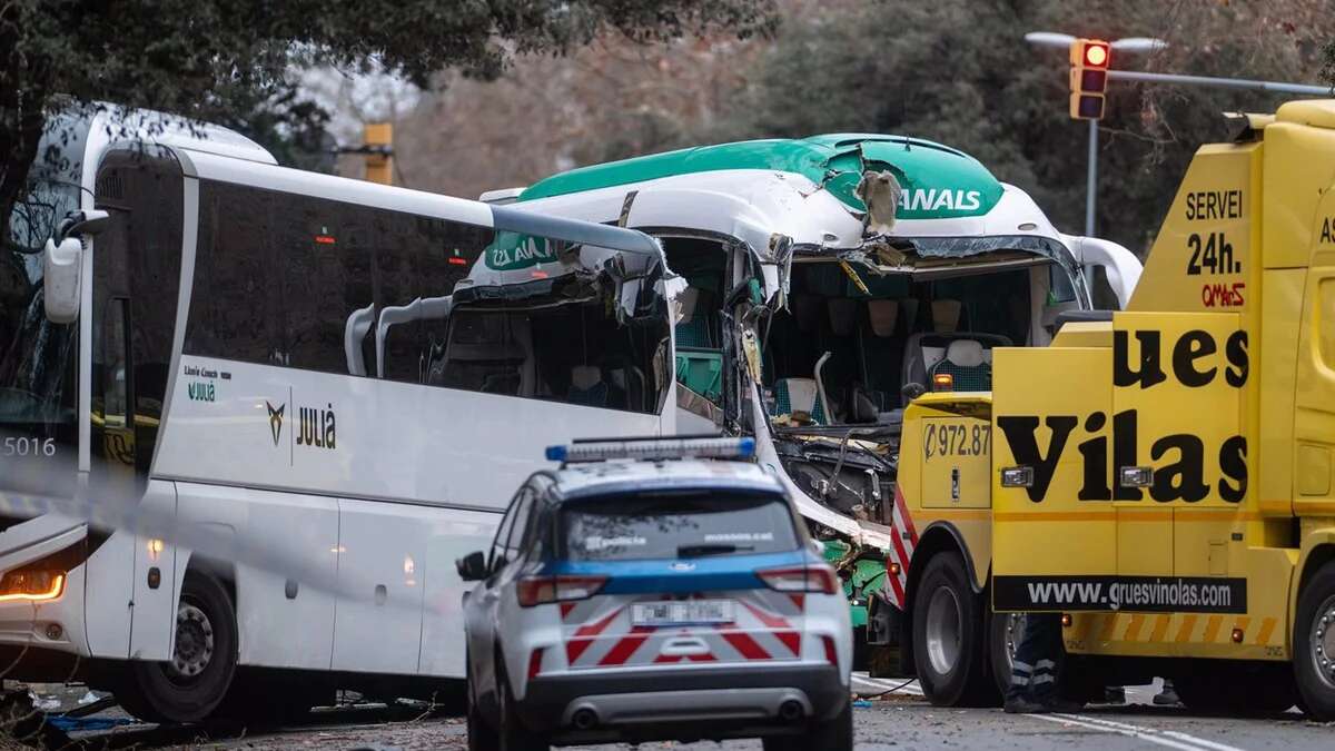 Un peatón que cruzaba la Diagonal de Barcelona por un lugar indebido pudo causar el accidente entre los autocares