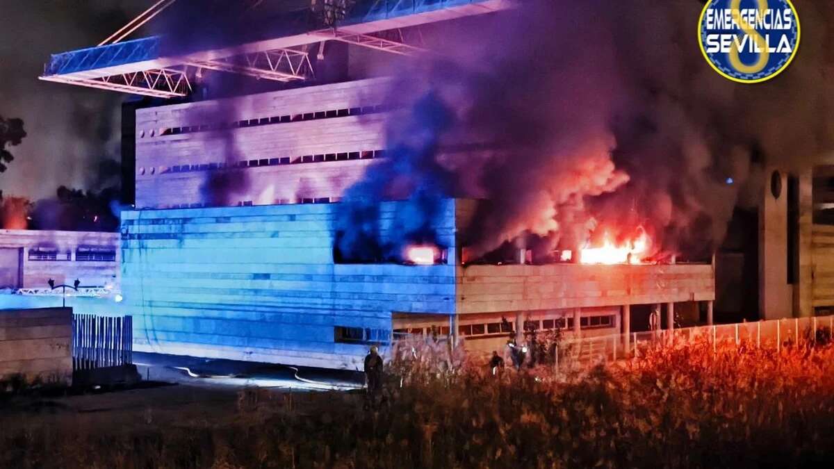 Un incendio de grandes dimensiones se extiende por la primera planta en el Auditorio Rocío Jurado de Sevilla