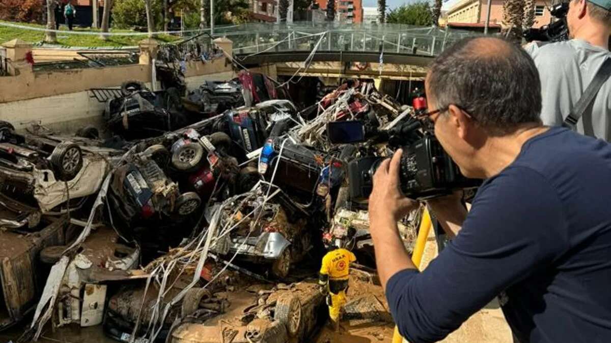 Los bomberos liberan un túnel en Valencia con 40 coches destrozados y víctimas mortales en su interior