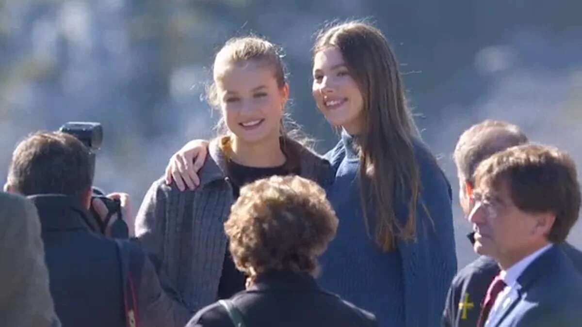 La fotografía que la infanta Sofía se resistía a hacerse con la princesa Leonor en el pueblo ejemplar de Sotres