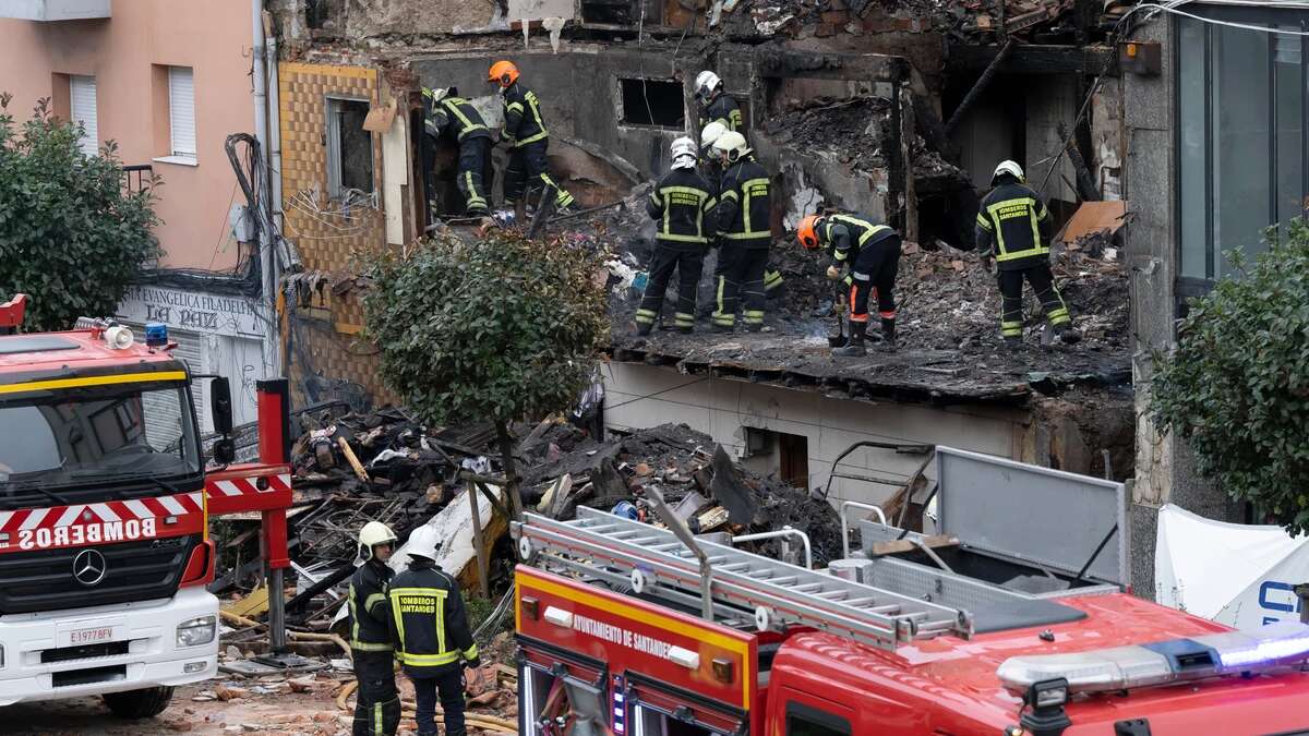 Una mujer salva a sus hijas lanzándolas por la ventana justo antes de que el edificio se derrumbara en Santander