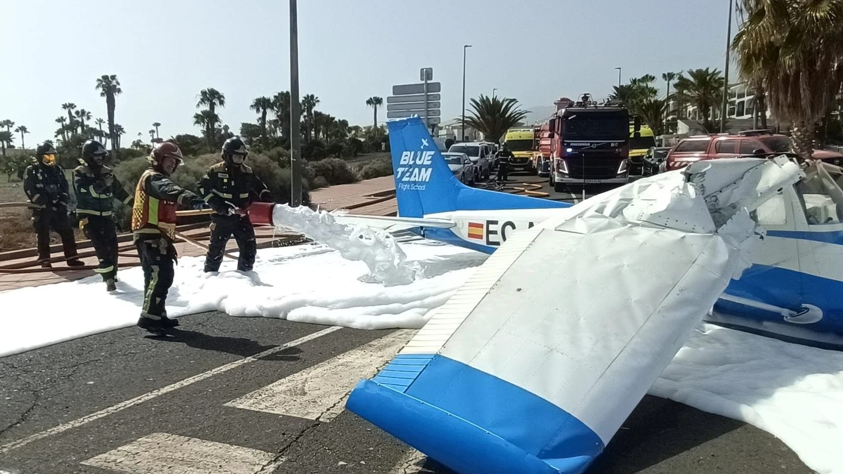 Vídeo: una avioneta aterriza de emergencia en plena calle en Tenerife