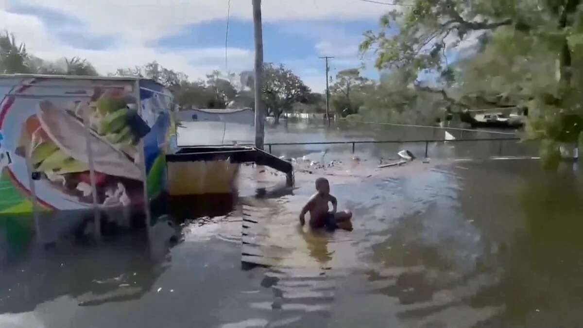 Vídeo: Rescatan a un niño flotando en una tabla tras el paso del huracán Milton