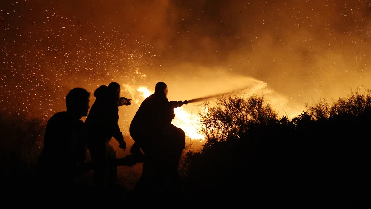 Una jornada de vientos huracanados e incendios deja 3 muertos en Grecia