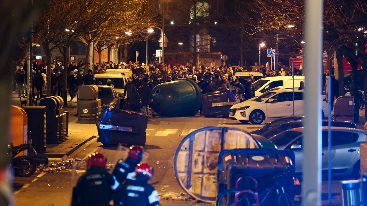 Lanzan botellas y bengalas por el desalojo del gaztetxe de Rekalde: hay 5 detenidos y 4 ertzainas heridos
