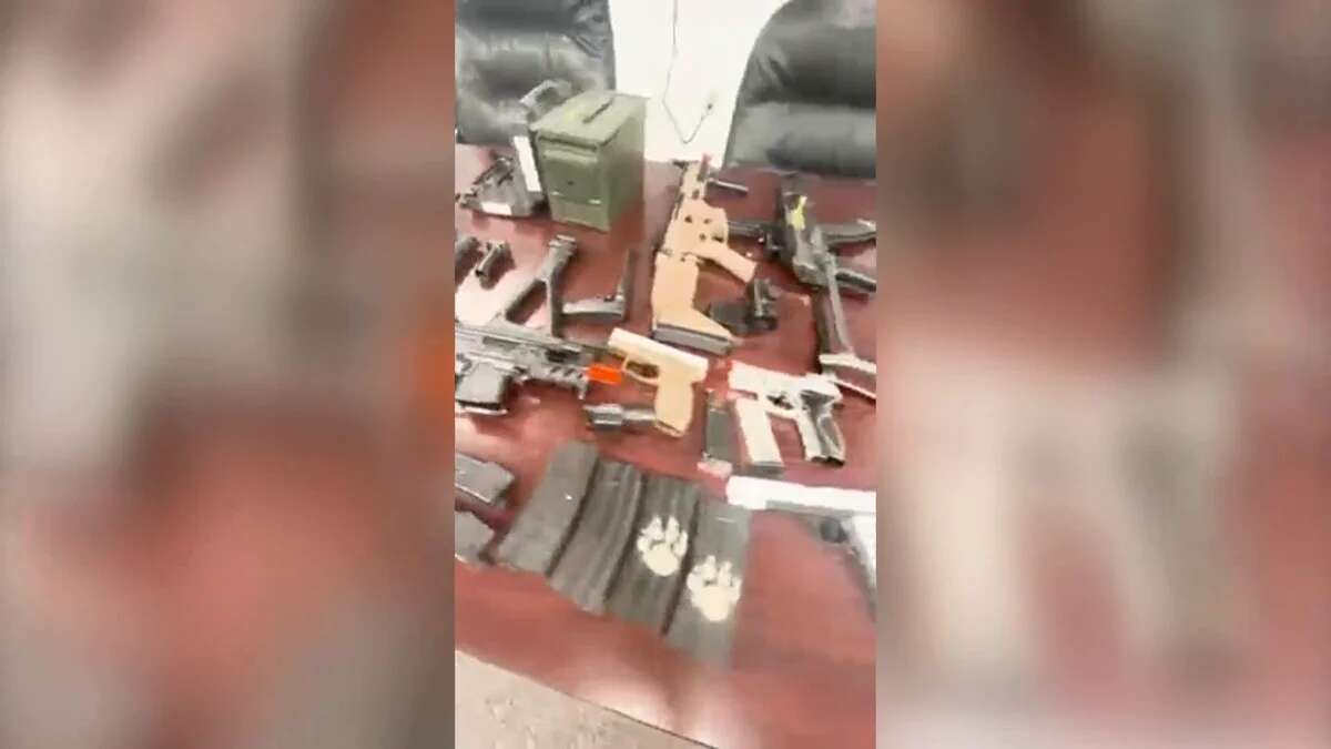 Un niño de 11 años es arrestado por amenaza de tiroteo escolar: un arsenal de armas, espadas y cuchillos