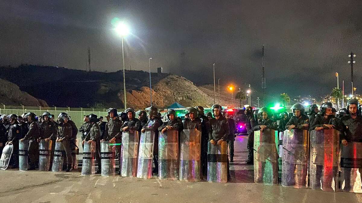 Tercera noche de máxima tensión en la frontera del Tarajal: un centenar de jóvenes apedrean a los agentes