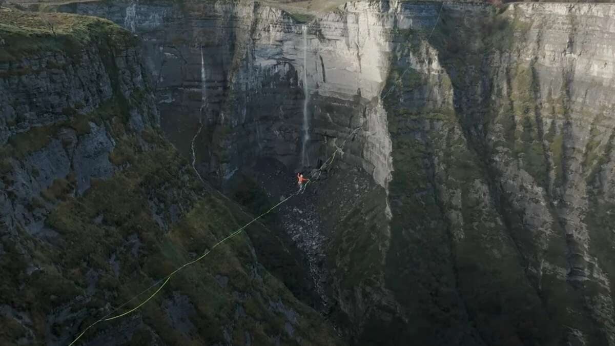 Un highline a 900 metros de altura sobre el Salto del Nervión