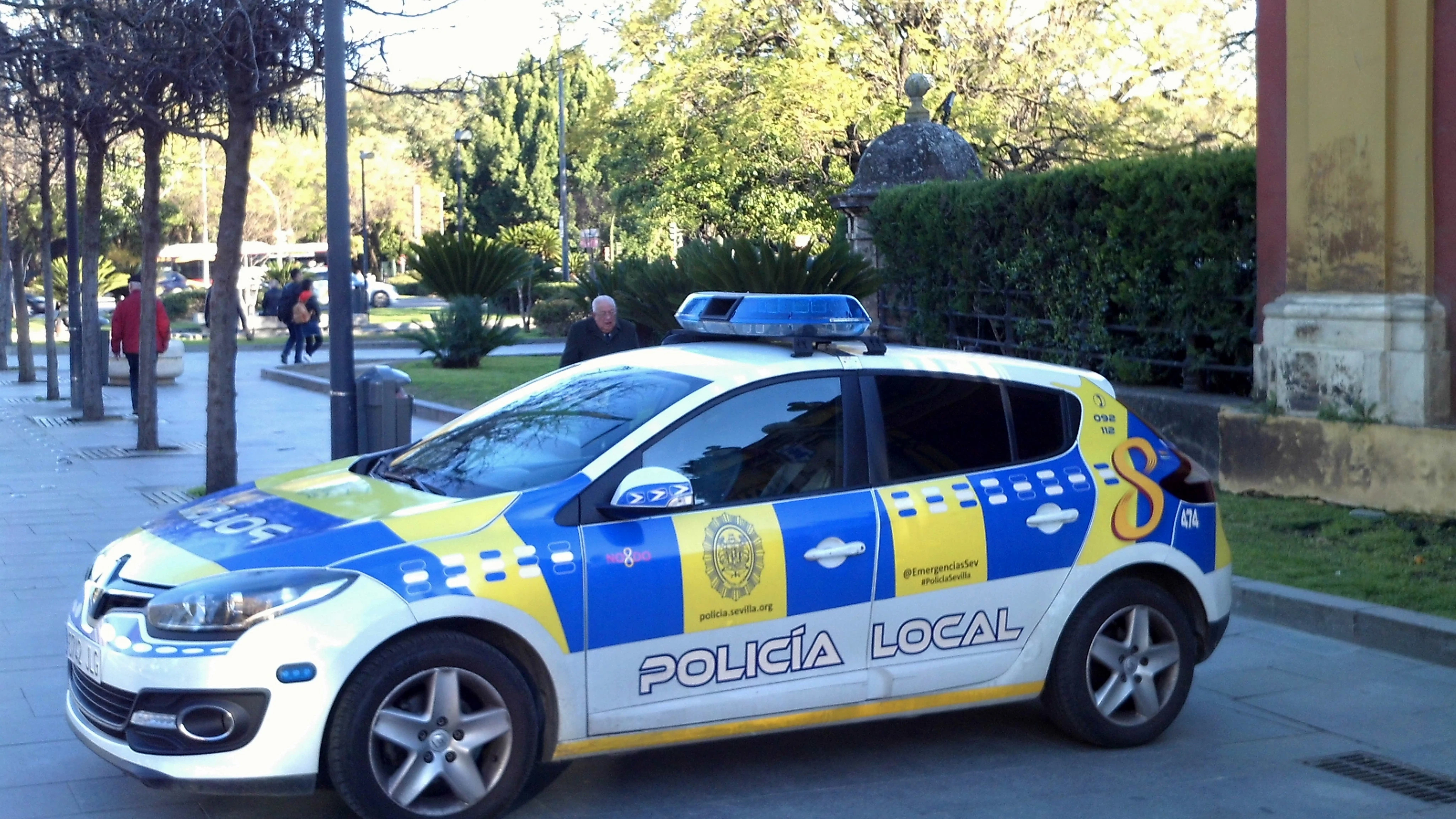 Investigan a policías en Sevilla por quedarse con camisetas de fútbol decomisadas en operativos