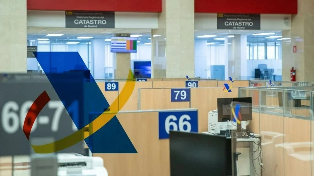 Alertan de mensajes de texto falsos que suplantan a la Agencia Tributaria para robar datos bancarios