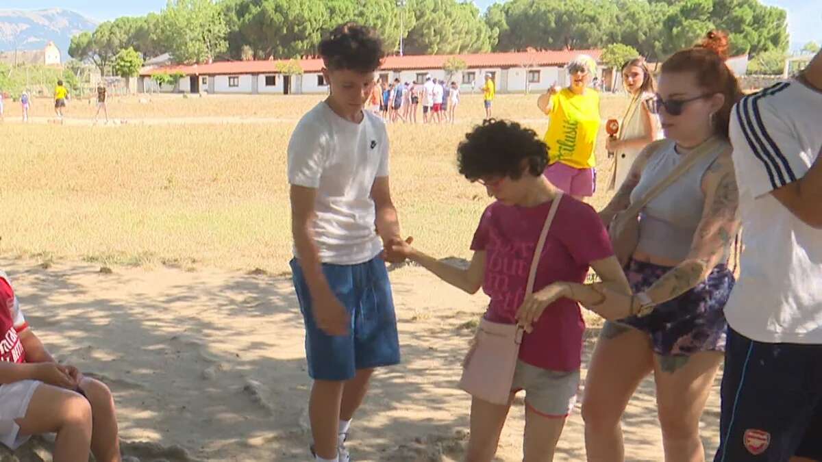 Los nuevos conceptos de campamento: juegan al fútbol con los ojos vendados