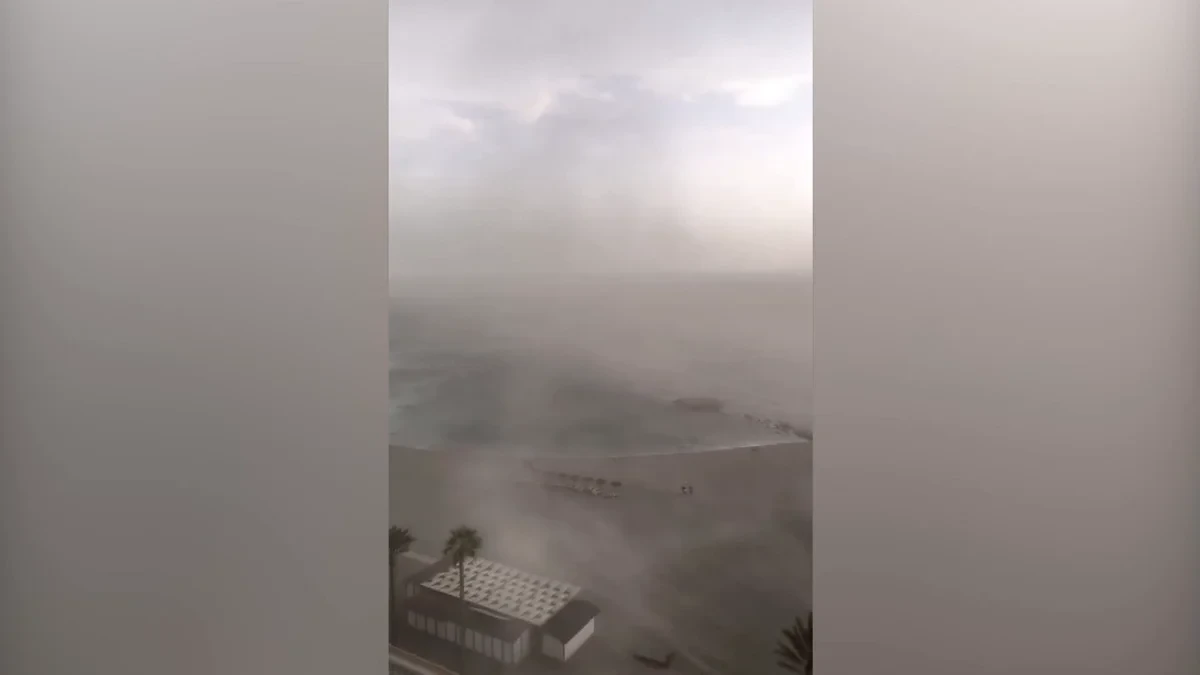 VIDEO: Un reventón térmico sorprende a los bañistas en Motril y obliga a desalojar varias playas