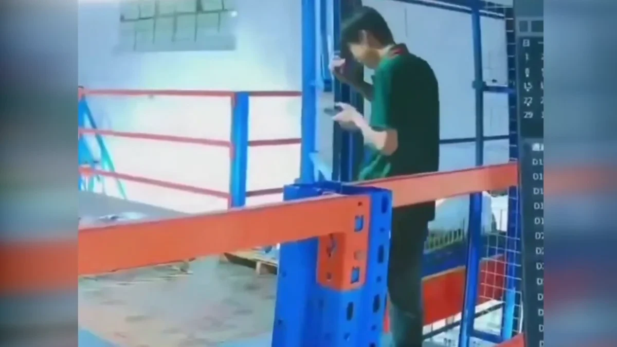 Las impactantes imágenes en las que un trabajador cae al vacío por el hueco del ascensor cuando está mirando el teléfono
