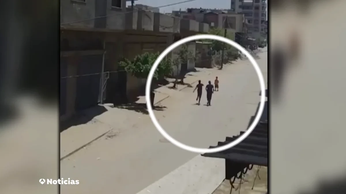 DURAS IMÁGENES: Salvan la vida de un niño apartándolo segundos antes de que caiga una bomba en Gaza
