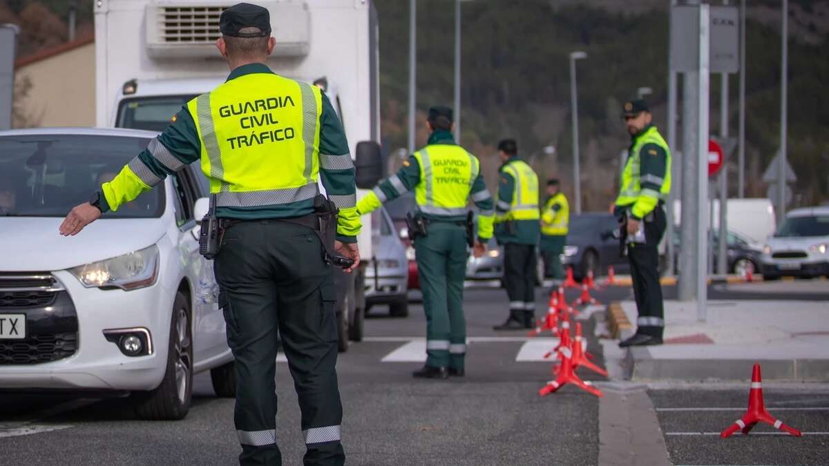 Esta es la prenda de ropa por la que te parará la Guardia Civil y podría multarte con 100 euros