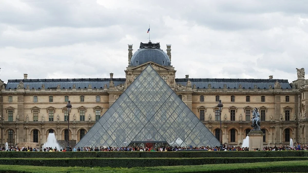 Detienen a un sospechoso del robo de joyas en el Louvre cuando intentaba huir a Argelia