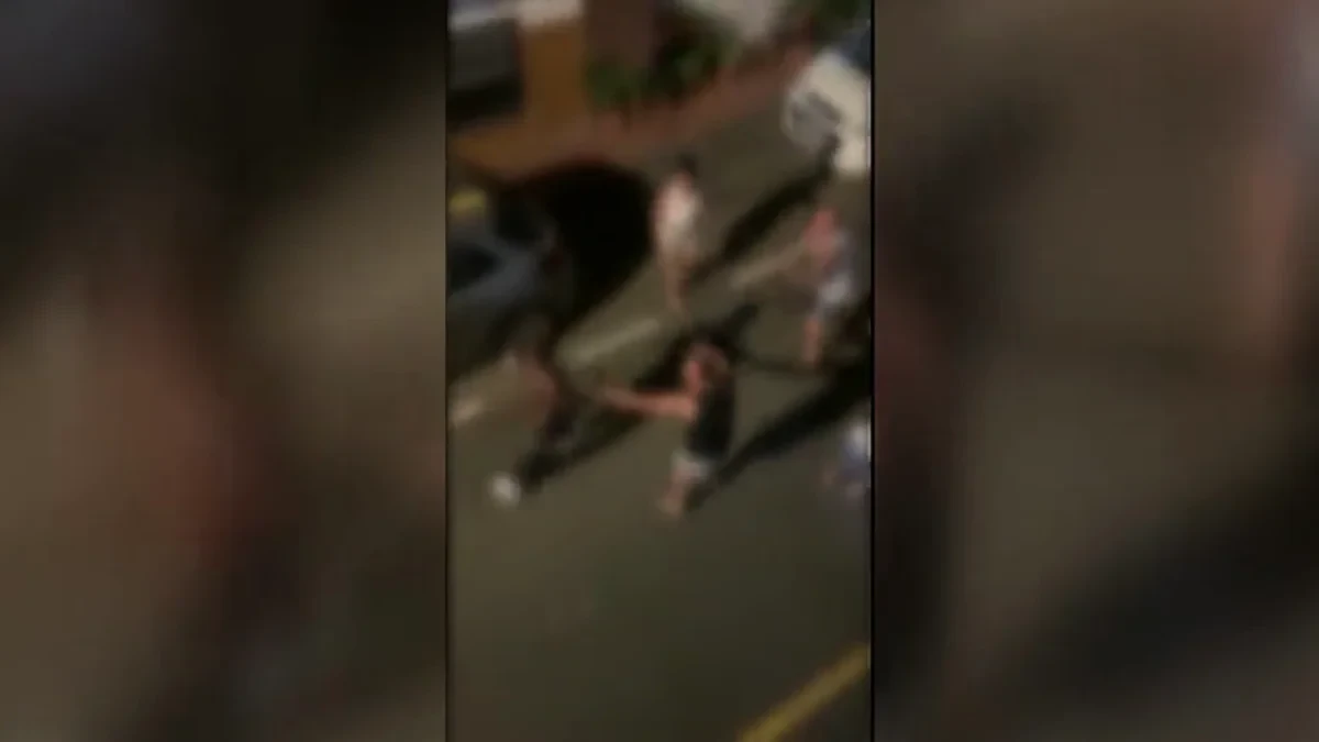 Vídeo: Golpea brutalmente a una mujer en plena calle y los vecinos le dan una paliza para vengarse
