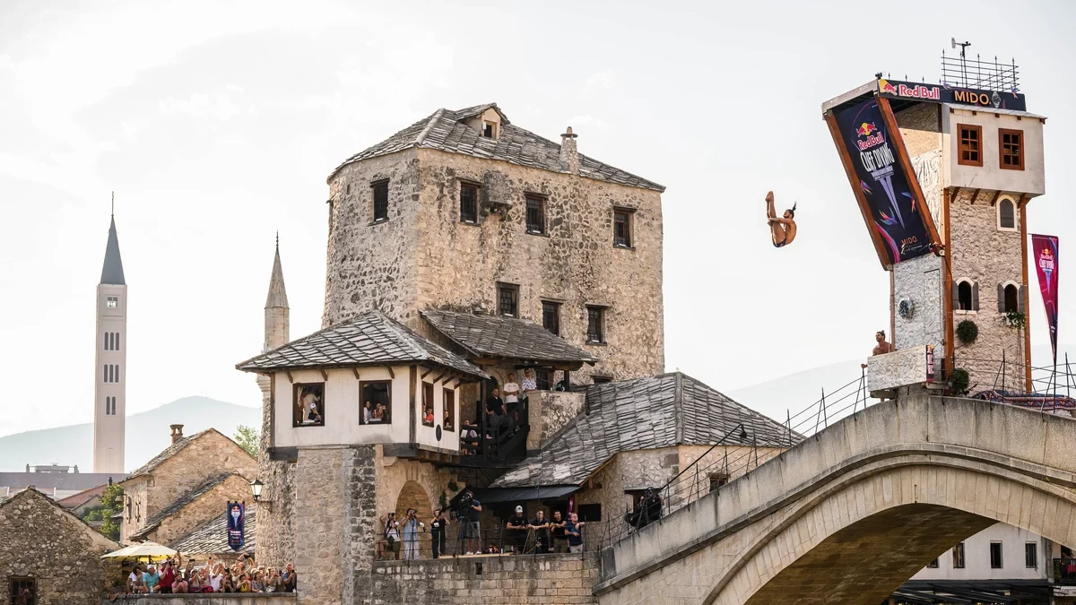 El legendario puente viejo de Mostar, escenario de la tercera parada del Red Bull Cliff Diving