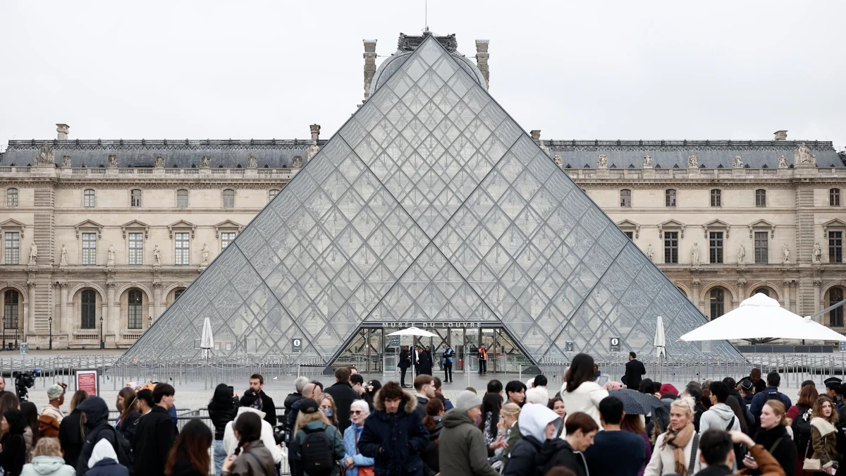 Las herramientas que dejaron los ladrones en el Louvre: radiales, un walkie-talkie, un soplete y gasolina