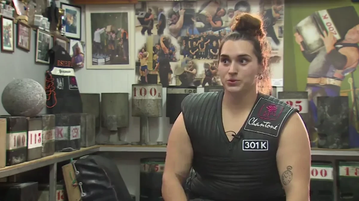 Estefi Etxebeste, la mujer de piedra: uñas perfectas en honor a su madre para levantar 100 kilos