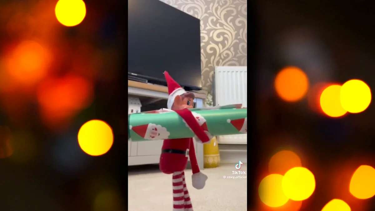 Los elfos traviesos regresan con Papá Noel tras saltar de casa en casa haciendo trastadas a los más pequeños